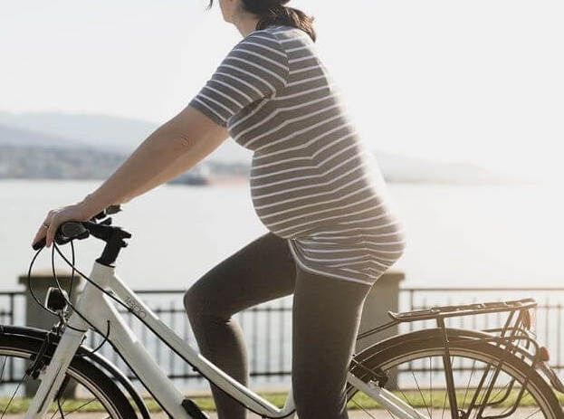 Phụ nữ mang thai đạp xe đạp. Nên hay không?