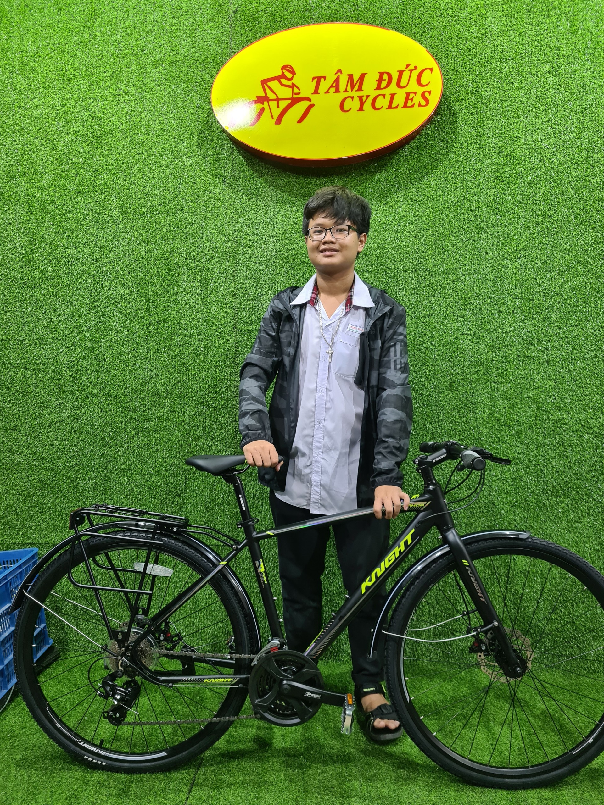 <p><strong><span style="color: #e03e2d;">Gia Huy</span></strong></p>